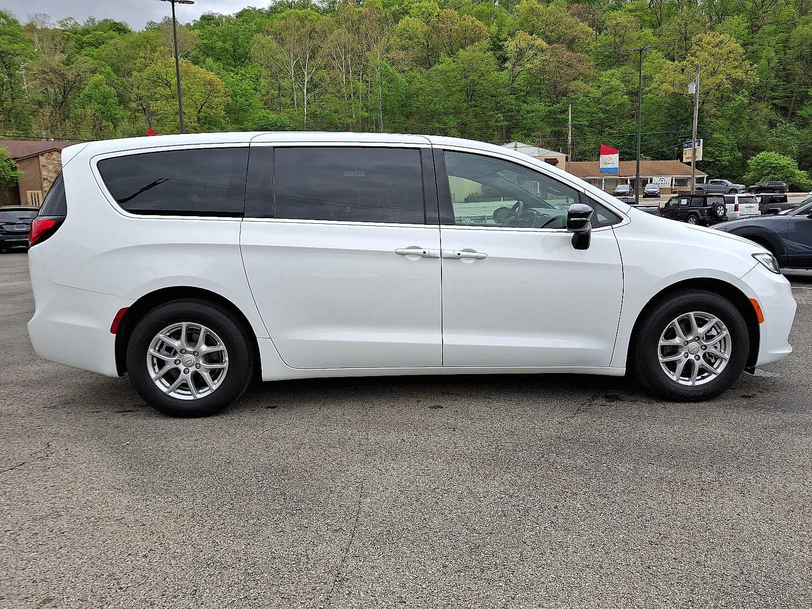 2026 Chrysler Pacifica Select